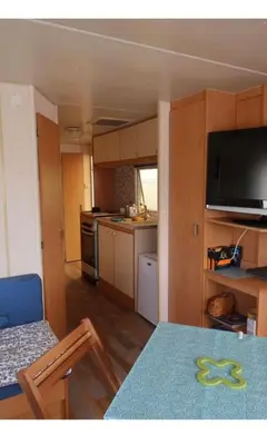 Cuisine ou kitchenette dans l'établissement Mobile home à Cancale