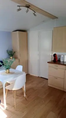 Cuisine ou kitchenette dans l'établissement Mobil-home camping 4 étoiles cancale