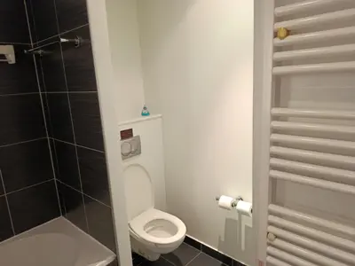 Salle de bains dans l'établissement studio au pied de l'Orne