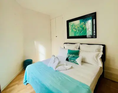 Un ou plusieurs lits dans un hébergement de l'établissement Logement charmant cosy central
