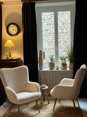 Coin salon dans l'établissement 36 rue Saint Nicolas Barfleur jardin clos 30m Port