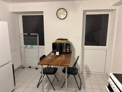Cuisine ou kitchenette dans l'établissement Maison en Triplex proche centre-ville