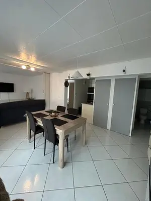 Cuisine ou kitchenette dans l'établissement Charmant logement tout équipé à 150m de la plage