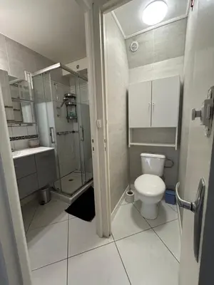 Salle de bains dans l'établissement Charmant logement tout équipé à 150m de la plage