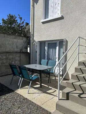 Balcon ou terrasse dans l'établissement Charmant logement tout équipé à 150m de la plage
