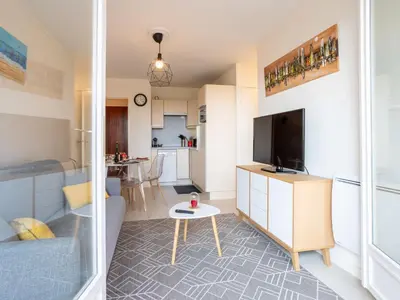 Télévision ou salle de divertissement dans l'établissement Apartment Plein Sud-18 by Interhome