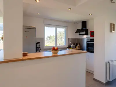 Cuisine ou kitchenette dans l'établissement Holiday Home La maison du phare by Interhome