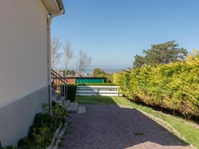 Jardin de l'établissement Holiday Home La maison du phare by Interhome