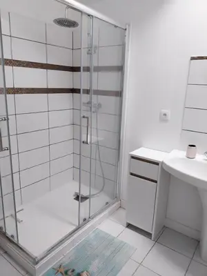 Salle de bains dans l'établissement Maison au calme proche mer
