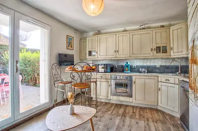 Cuisine ou kitchenette dans l'établissement Les Dunes - Jardin Privatif - Plage à 500 Mètres