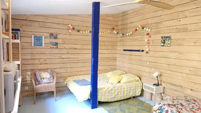 Un ou plusieurs lits dans un hébergement de l'établissement La cabane, Chambre indépendante dans jardin - Esprit cabane authentique et confortable - la campagne à 5 mn du centre de Caen