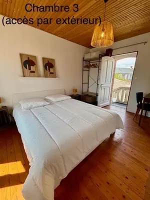 Un ou plusieurs lits dans un hébergement de l'établissement Proche plage, maison de bourg pleine de charme