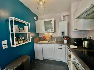 Cuisine ou kitchenette dans l'établissement Le Calme Marin avec jardin à 150m de la plage