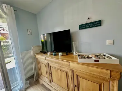 Télévision ou salle de divertissement dans l'établissement Le Calme Marin avec jardin à 150m de la plage