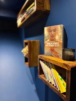Bibliothèque dans la maison de vacances