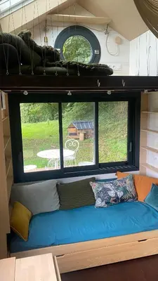 Coin salon dans l'établissement Tiny house des cyclamens St André sur Orne