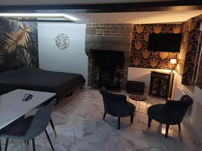 Coin salon dans l'établissement Love Room, L'aubertine