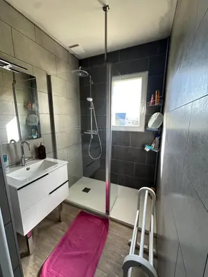 Salle de bains dans l'établissement Maison face à la mer