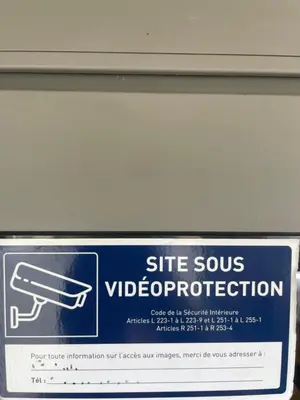 Certificat, récompense, panneau ou autre document affiché dans l'établissement CAEN le Port