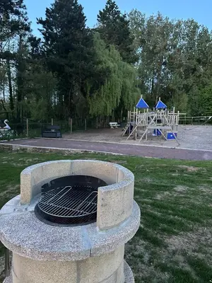 Aire de jeux pour enfants de l'établissement Clos des Monts Tente Lodge Safari J