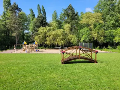 Aire de jeux pour enfants de l'établissement Clos des Monts Tente Lodge Safari R