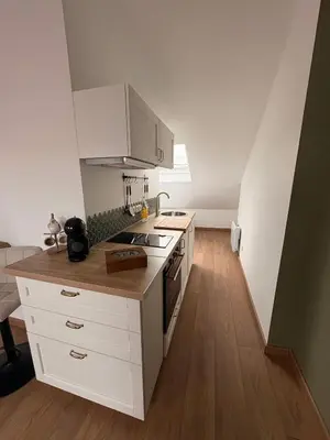Cuisine ou kitchenette dans l'établissement Le Nid dHistoire avec vue sur la cathédrale