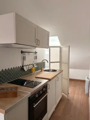 Cuisine ou kitchenette dans l'établissement Le Nid dHistoire avec vue sur la cathédrale