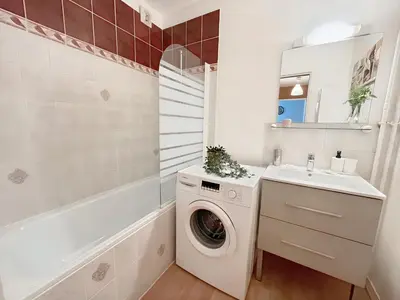 Salle de bains dans l'établissement Appartement à 10 minutes à pied du centre ville avec parking privé et balcon