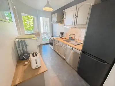 Cuisine ou kitchenette dans l'établissement Appartement à 10 minutes à pied du centre ville avec parking privé et balcon