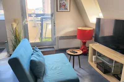 Télévision ou salle de divertissement dans l'établissement Studio for two with balcony of 20 m2 - Cabourg