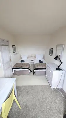 Un ou plusieurs lits dans un hébergement de l'établissement Charmant cottage normand avec vue panoramique sur la côte de Regnéville