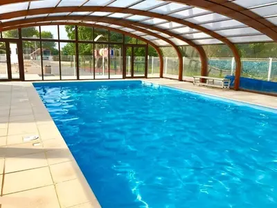Piscine de l'établissement Chalet tout équipé vue sur le lac de la Dathée Vire Normandie ou située à proximité