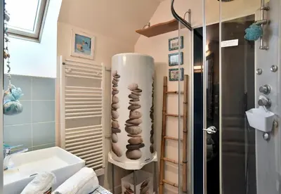 Salle de bains dans l'établissement Maisonnette Les Agapanthes de Cancale 23 personne