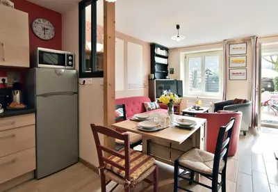 Cuisine ou kitchenette dans l'établissement Maisonnette Les Agapanthes de Cancale 23 personne