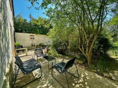 Jardin de l'établissement Appart' Basly - avec terrasse à 7km des plages
