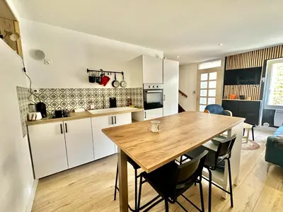 Cuisine ou kitchenette dans l'établissement La maison de Joséphine, à 200m de la plage