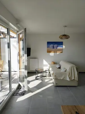 Télévision ou salle de divertissement dans l'établissement Appartement neuf, calme et ensoleillé