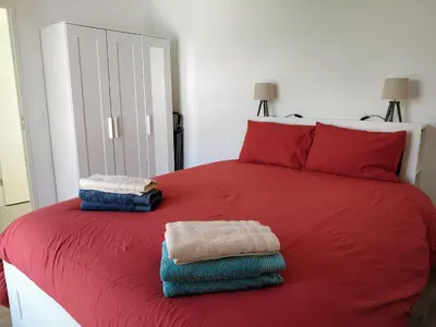 Un ou plusieurs lits dans un hébergement de l'établissement Appartement neuf, calme et ensoleillé
