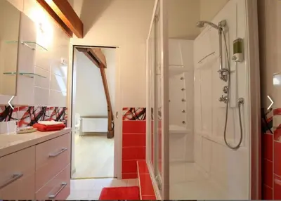 Salle de bains dans l'établissement Cour historique La cour des trois rois 1