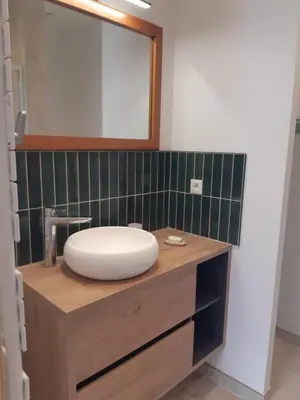 Salle de bains dans l'établissement Maison de charme face au Canal