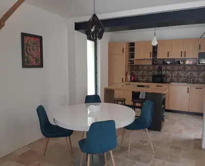 Cuisine ou kitchenette dans l'établissement Maison de charme face au Canal