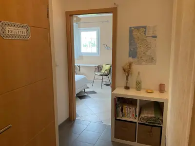 Bibliothèque dans le séjour chez l'habitant