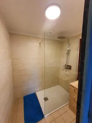 Salle de bains dans l'établissement Maison dans la Manche