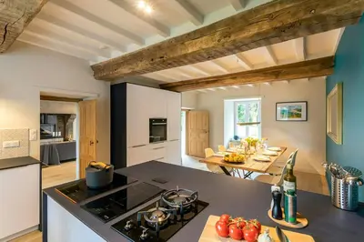 Cuisine ou kitchenette dans l'établissement Renovated Stone House In Normandy