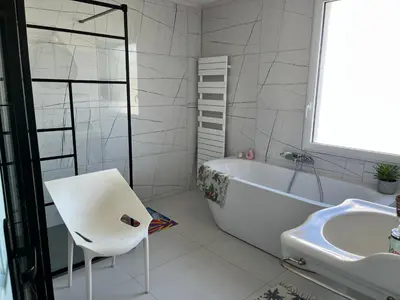 Salle de bains dans l'établissement Colora Cottage - A 100 m de la plage