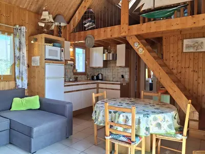 Cuisine ou kitchenette dans l'établissement Chalet authentique près de la plage pour 6 personnes - FR-1-788-65