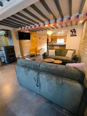 Coin salon dans l'établissement GITE A THEME D-DAY - situé à 15mn d'Omaha Beach - Animaux OK - Terrain clos - Aucuns voisins - WIFI