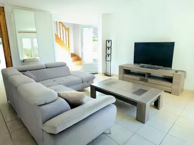 Télévision ou salle de divertissement dans l'établissement Maison Familiale & Confortable proche Plage