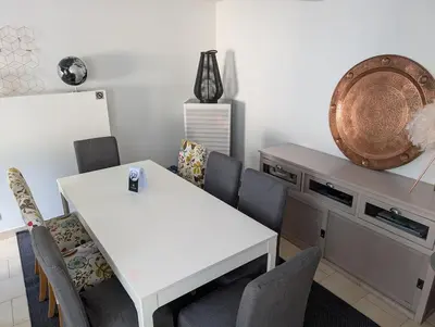 Coin salon dans l'établissement Maison agréable au coeur de Bayeux !