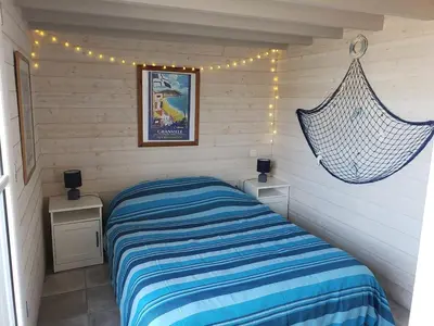 Un ou plusieurs lits dans un hébergement de l'établissement ARCADAMOUSSE Maison en bord de mer Granville baie du Mont Saint Michel